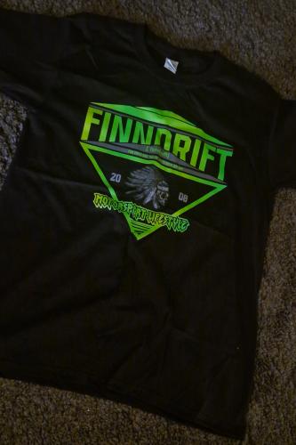 T-paita miesten, musta vihreellä logolla